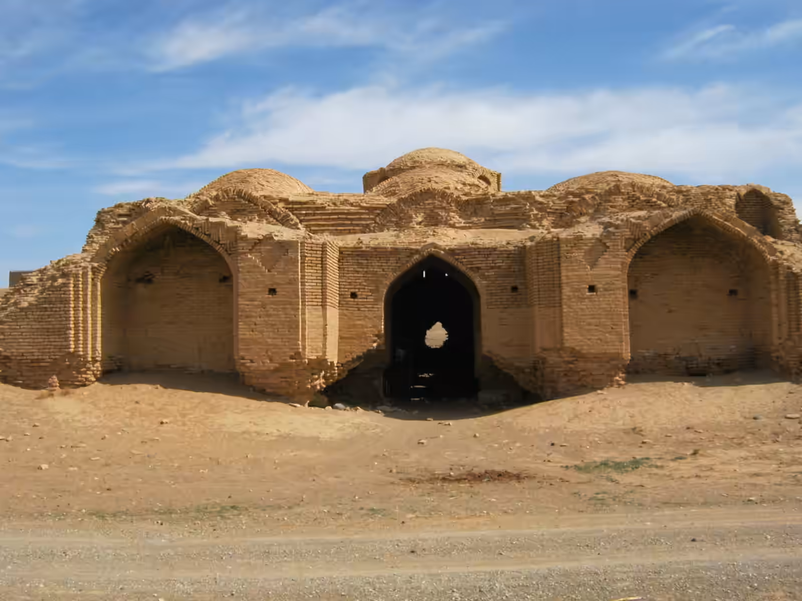 Entrada y frente del puesto de Zarnukh